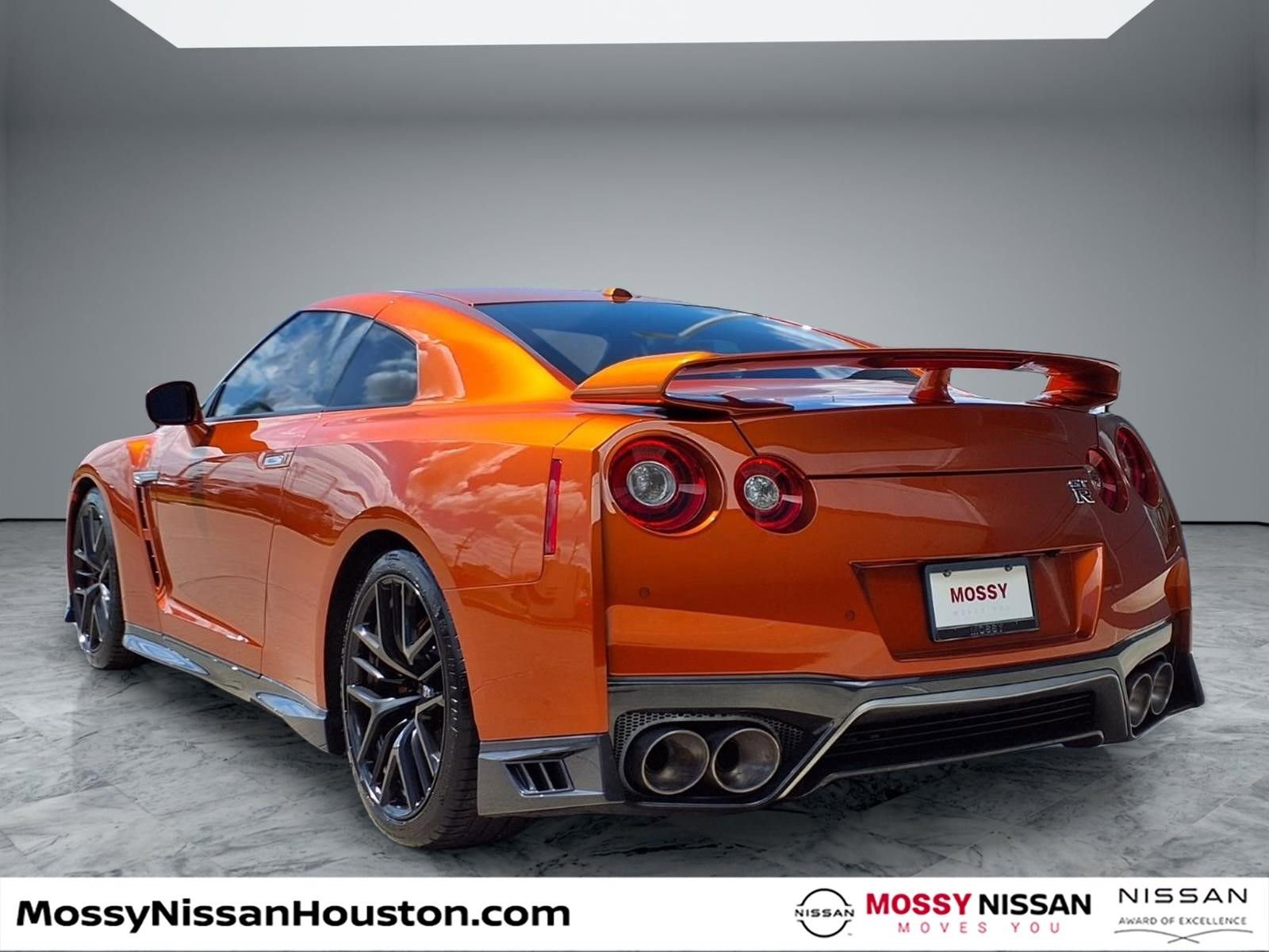 Used 2018 Nissan GT-R Premium w/ Premium Interior Package image 2