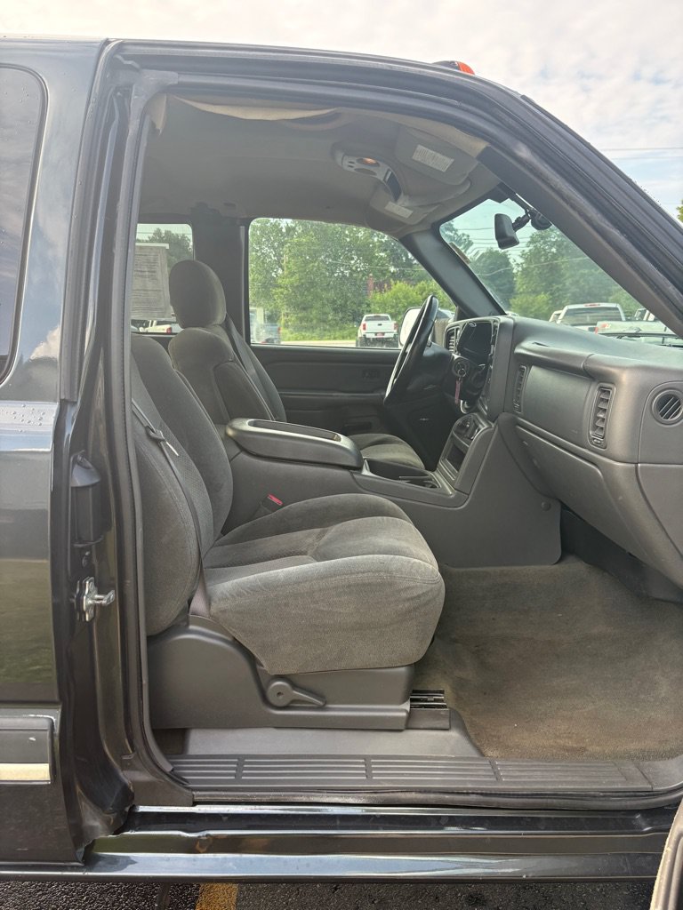 Used 2004 Chevrolet Silverado 2500 LS w/ Snow Plow Prep Package AWD/4WD image 11