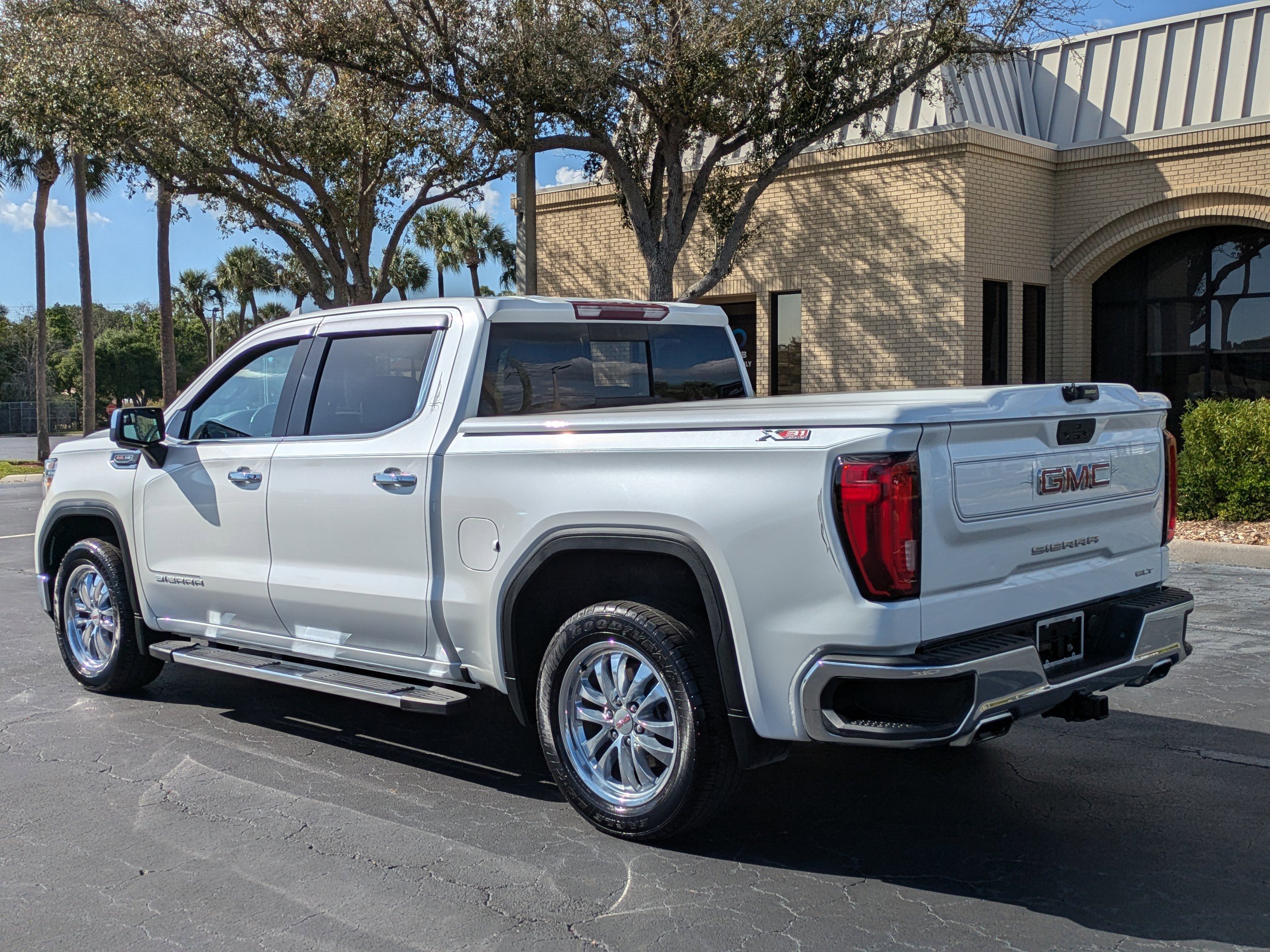 Used 2021 GMC Sierra 1500 SLT w/ SLT Convenience Package image 4
