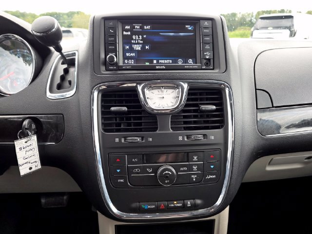 Used 2014 Chrysler Town & Country Touring FWD image 32