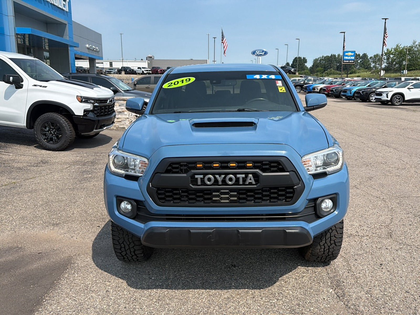 Used 2019 Toyota Tacoma SR5 AWD/4WD image 2