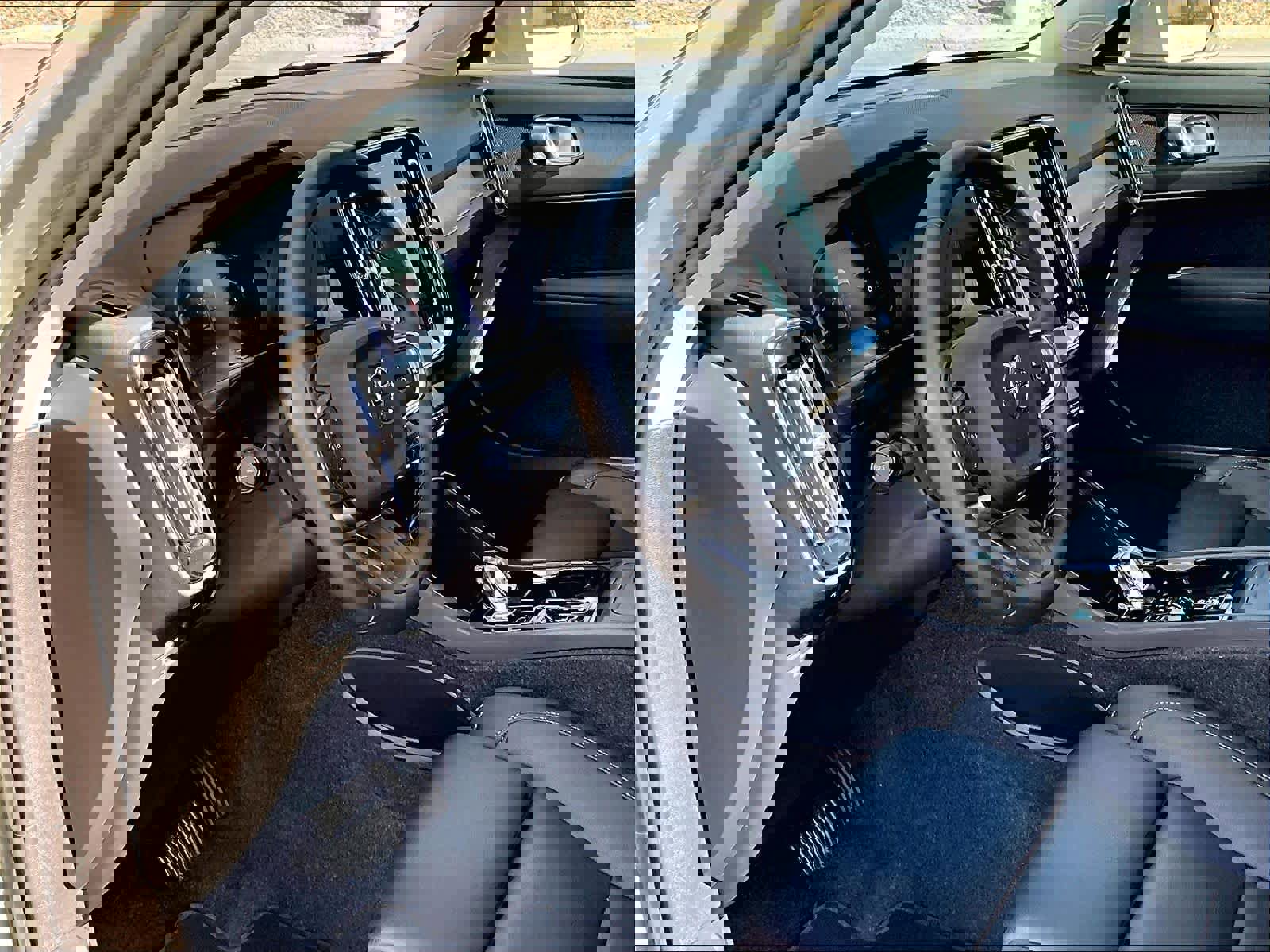 Used 2025 Volvo XC40 B5 Plus image 17