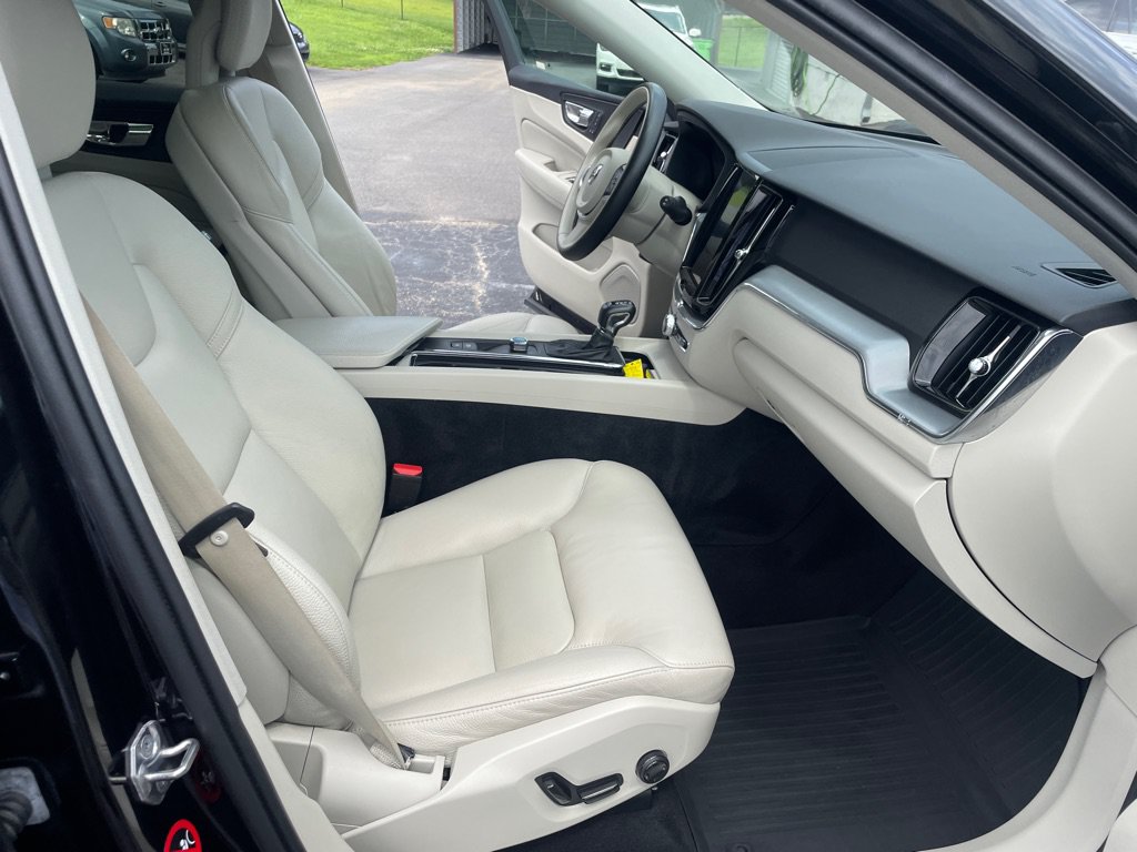 Used 2018 Volvo XC60 T5 Momentum AWD/4WD image 22