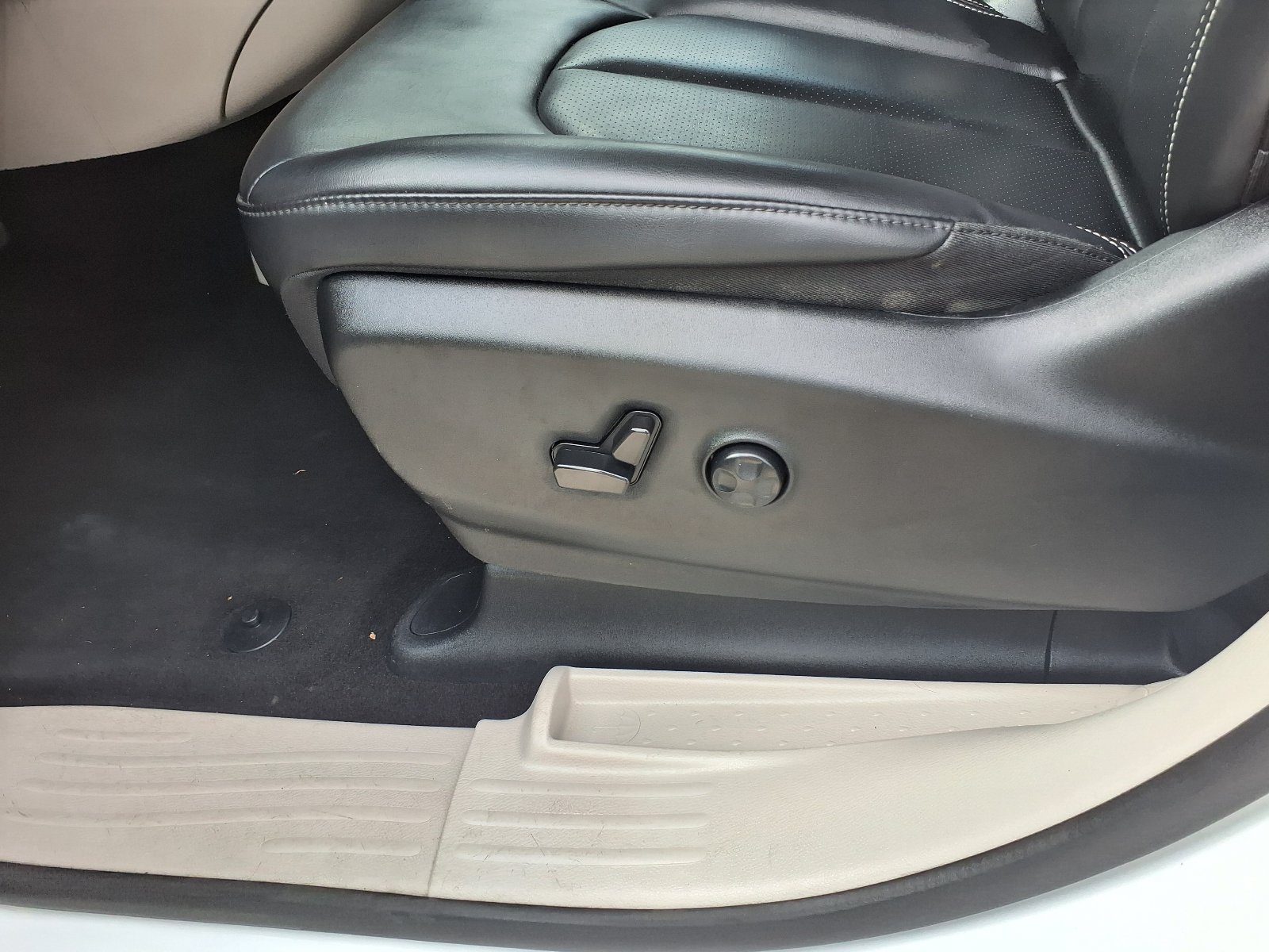Used 2023 Chrysler Pacifica Touring-L FWD image 12