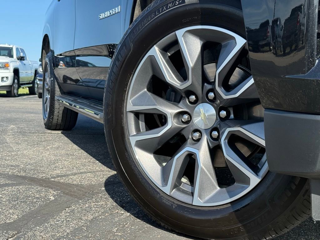 Used 2022 Chevrolet Suburban LT w/ Luxury Package AWD/4WD image 3