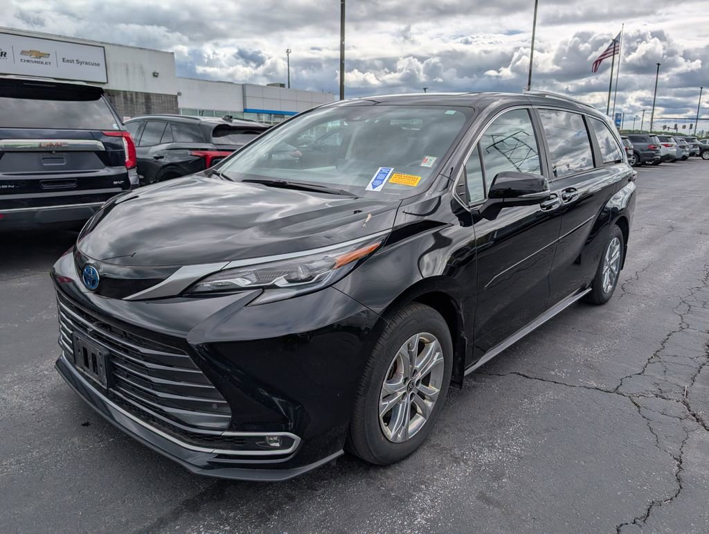 Used 2024 Toyota Sienna Platinum AWD/4WD image 5