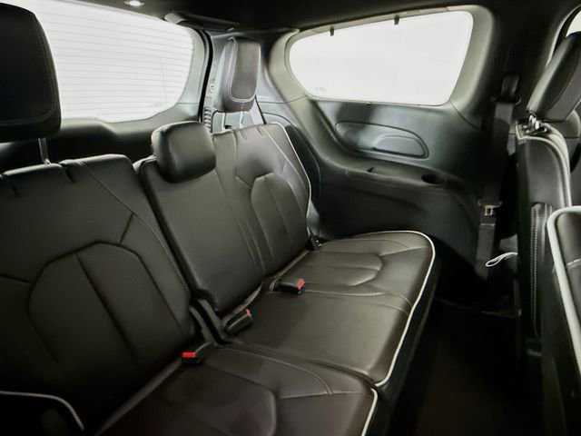 Used 2025 Chrysler Pacifica Limited image 27