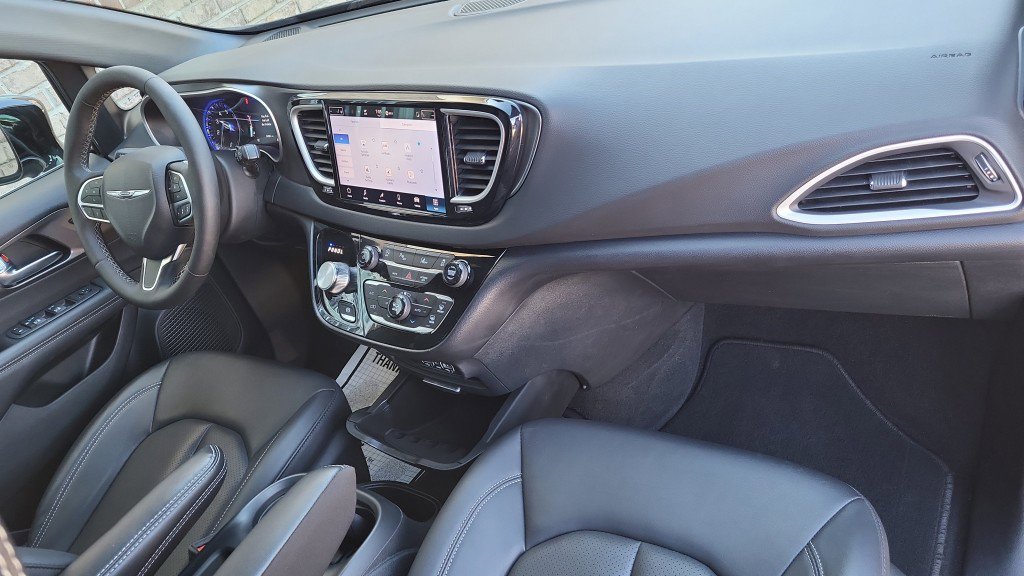 Used 2025 Chrysler Pacifica Select image 19