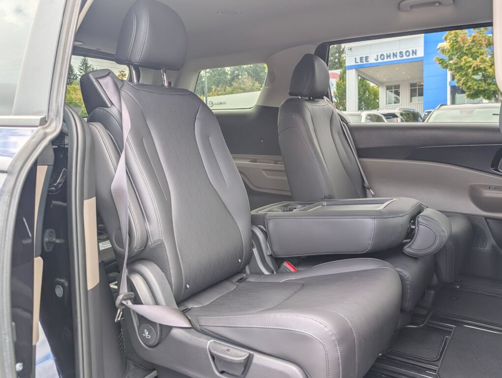 Certified 2025 Kia Carnival FWD image 28