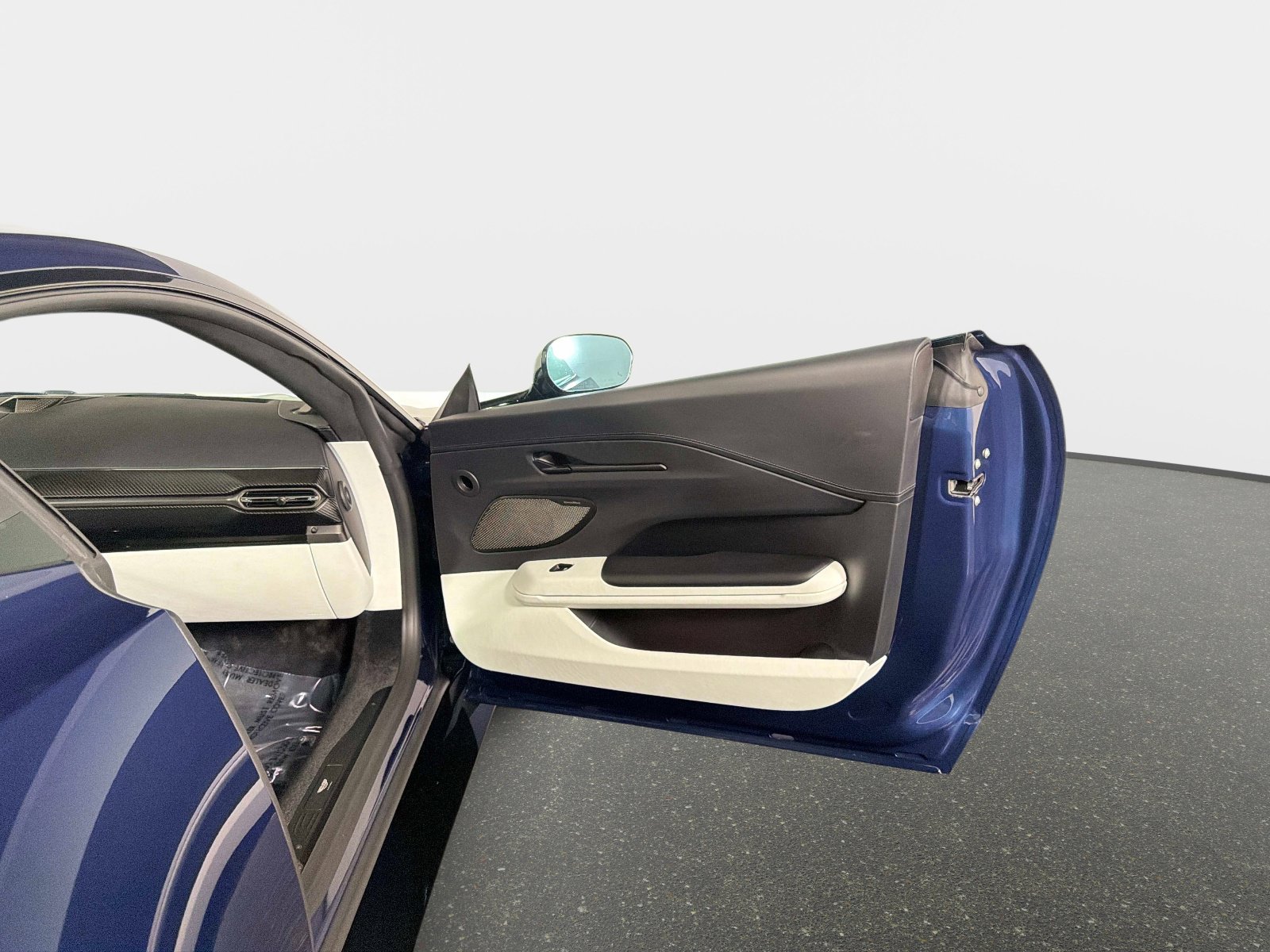 Used 2025 Aston Martin V8 Vantage Coupe RWD image 24