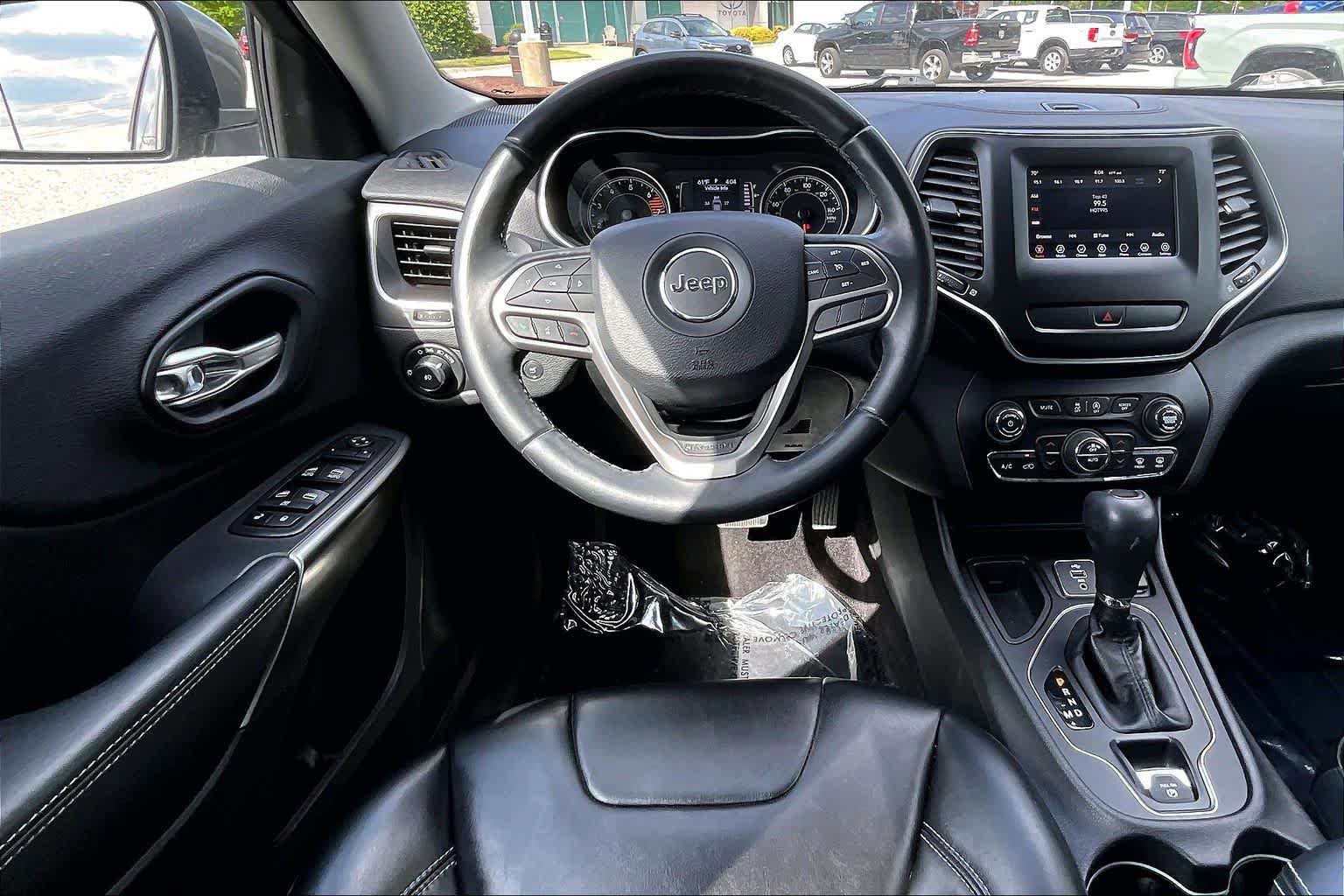 Used 2019 Jeep Cherokee Latitude Plus w/ Comfort/Convenience Group FWD image 6