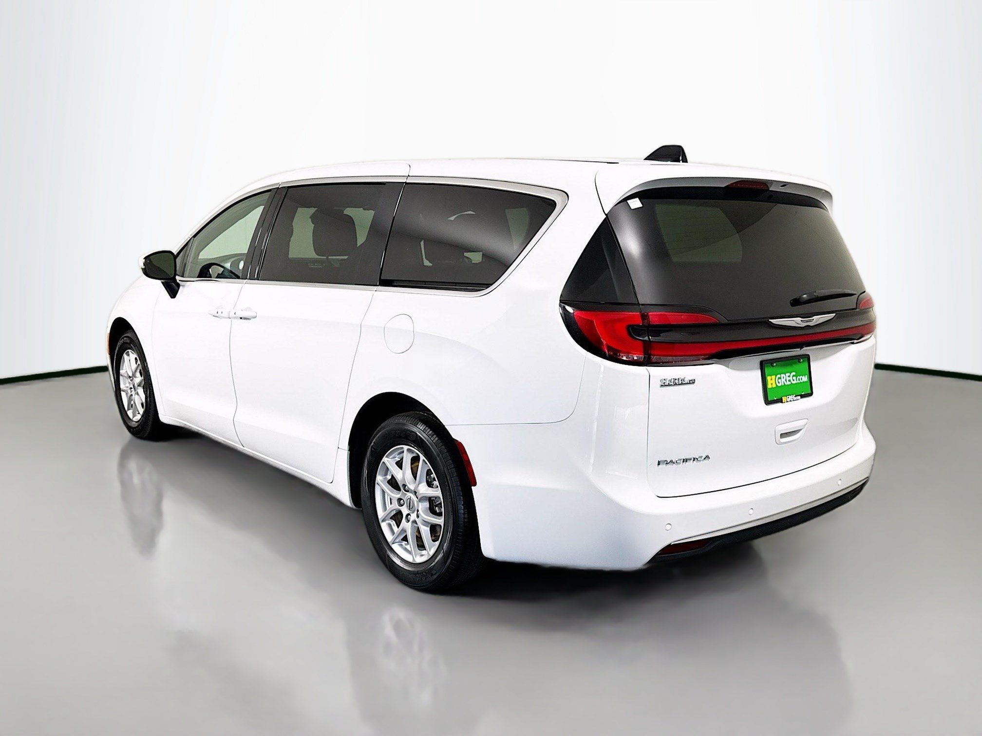 Used 2023 Chrysler Pacifica Touring FWD image 7