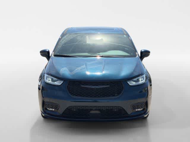 Used 2022 Chrysler Pacifica Limited w/ Uconnect Theater Family Group image 8