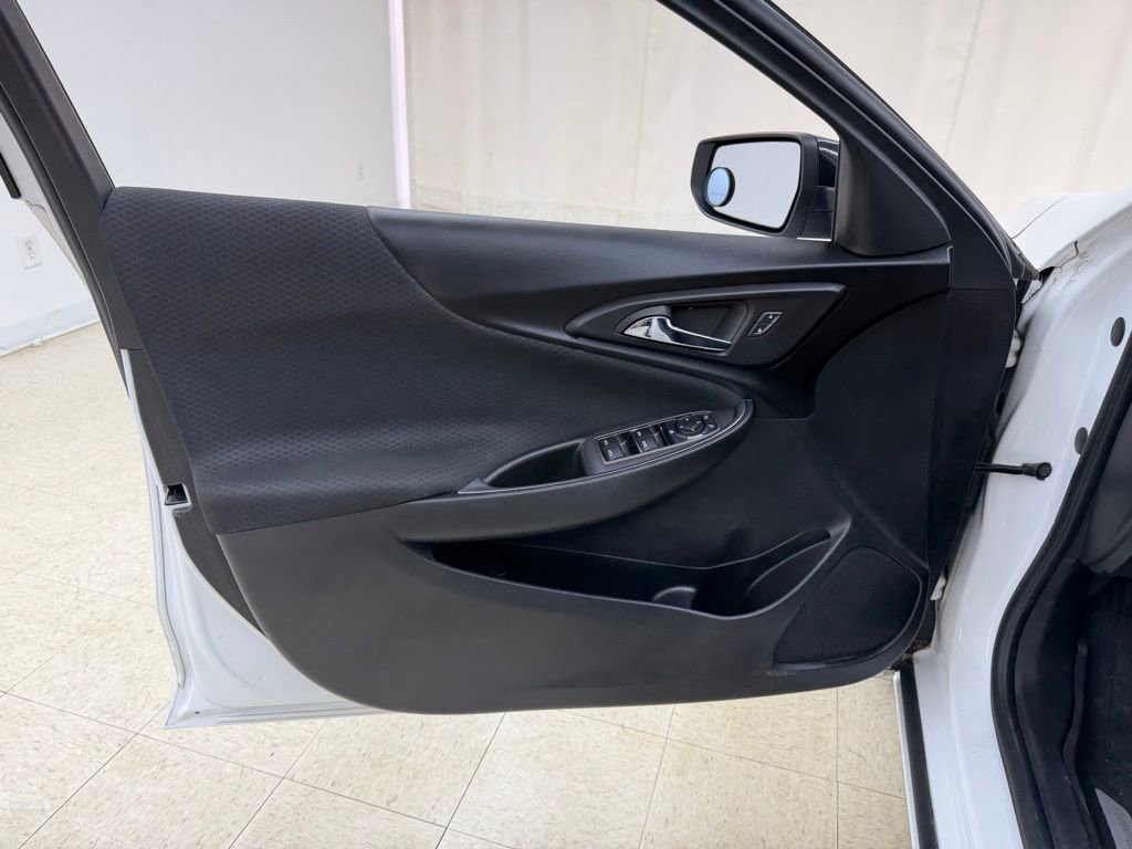 Used 2018 Chevrolet Malibu LT FWD image 16