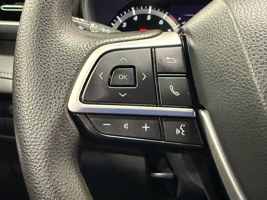 Used 2023 Toyota Highlander L image 23