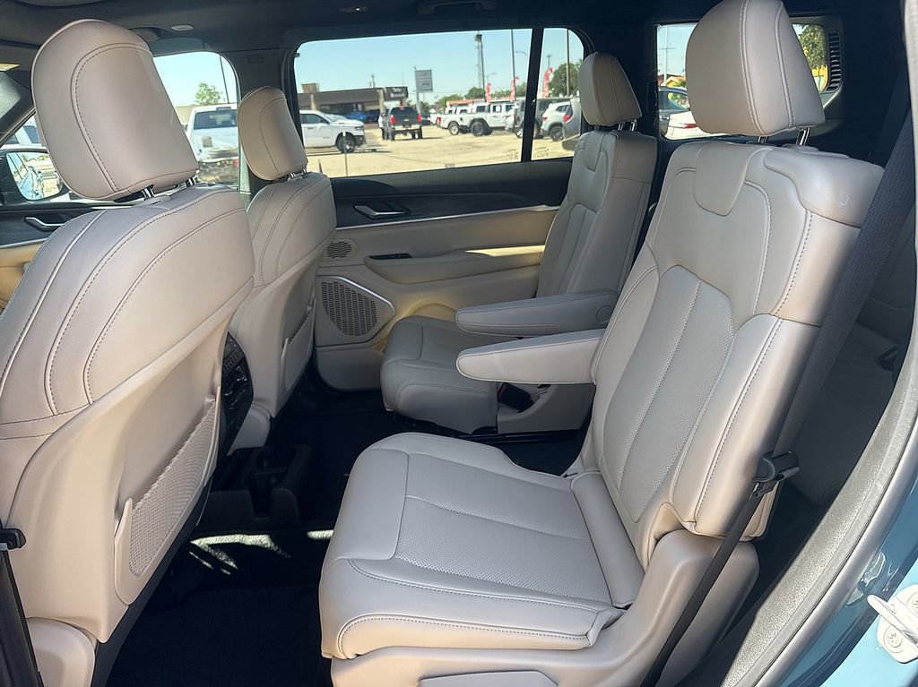 New 2026 Jeep Grand Cherokee L Limited w/ Luxury Tech Group II AWD/4WD image 11