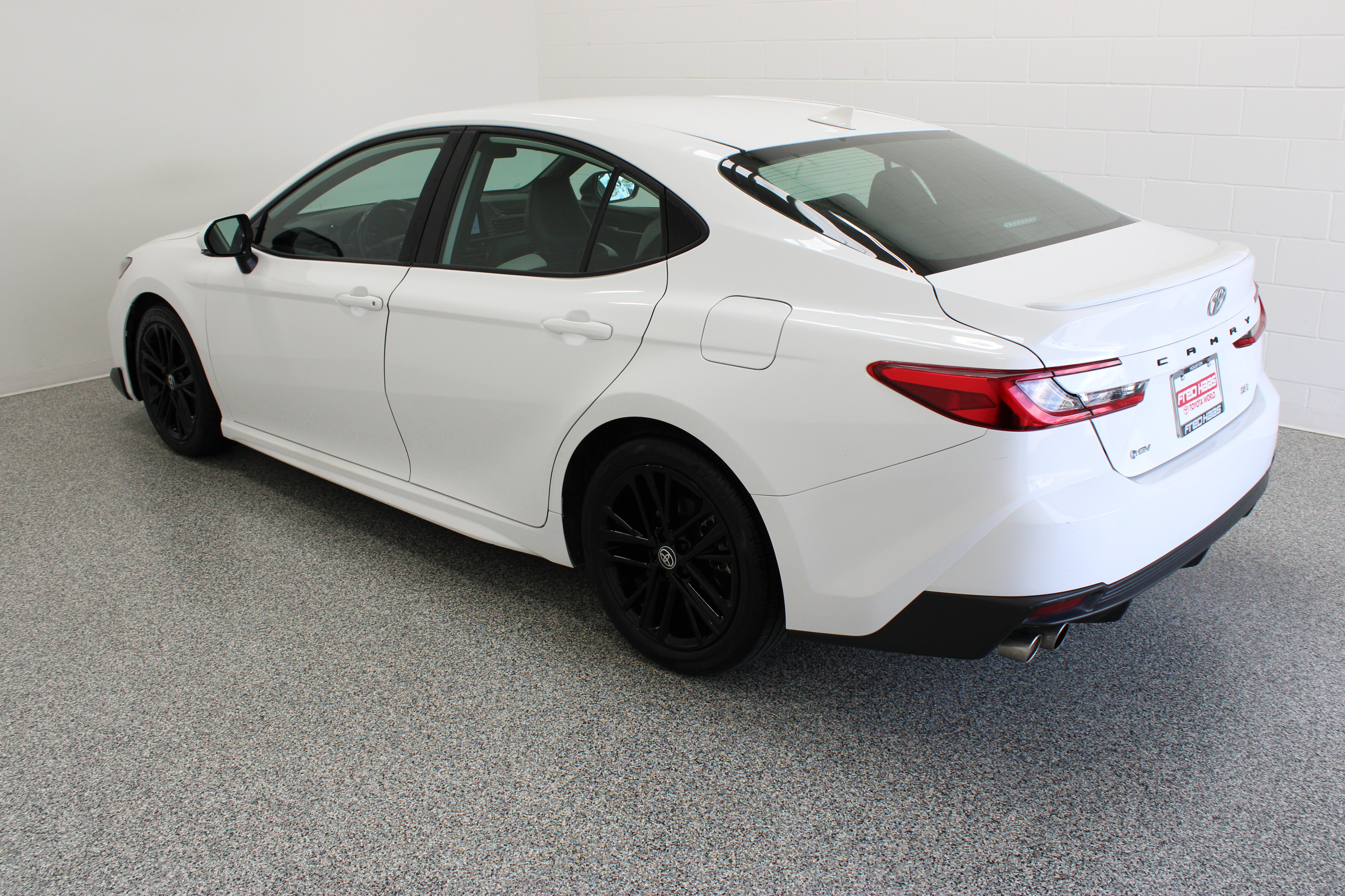 Used 2025 Toyota Camry SE FWD image 9