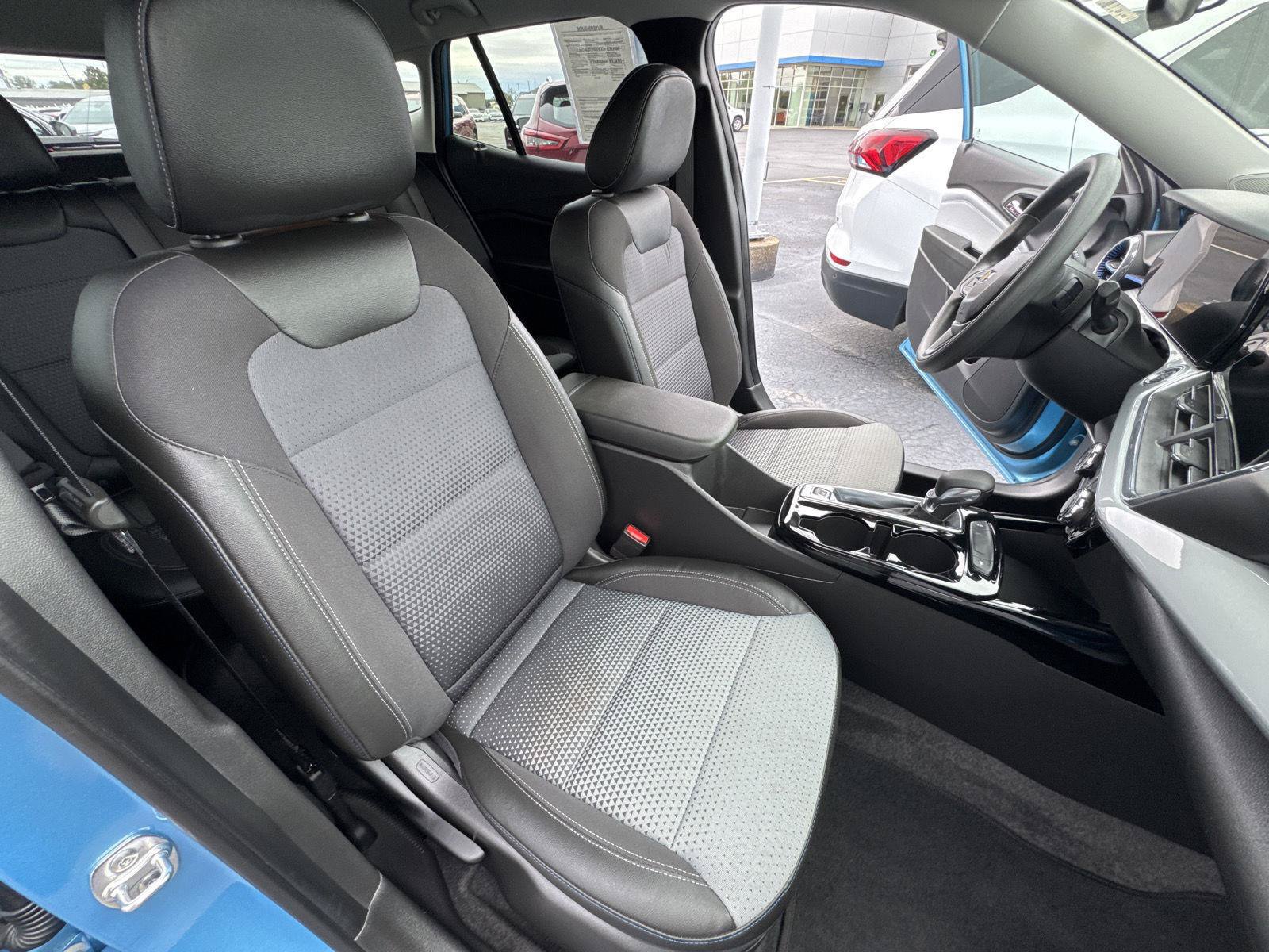 Used 2025 Chevrolet Trax LT FWD image 16