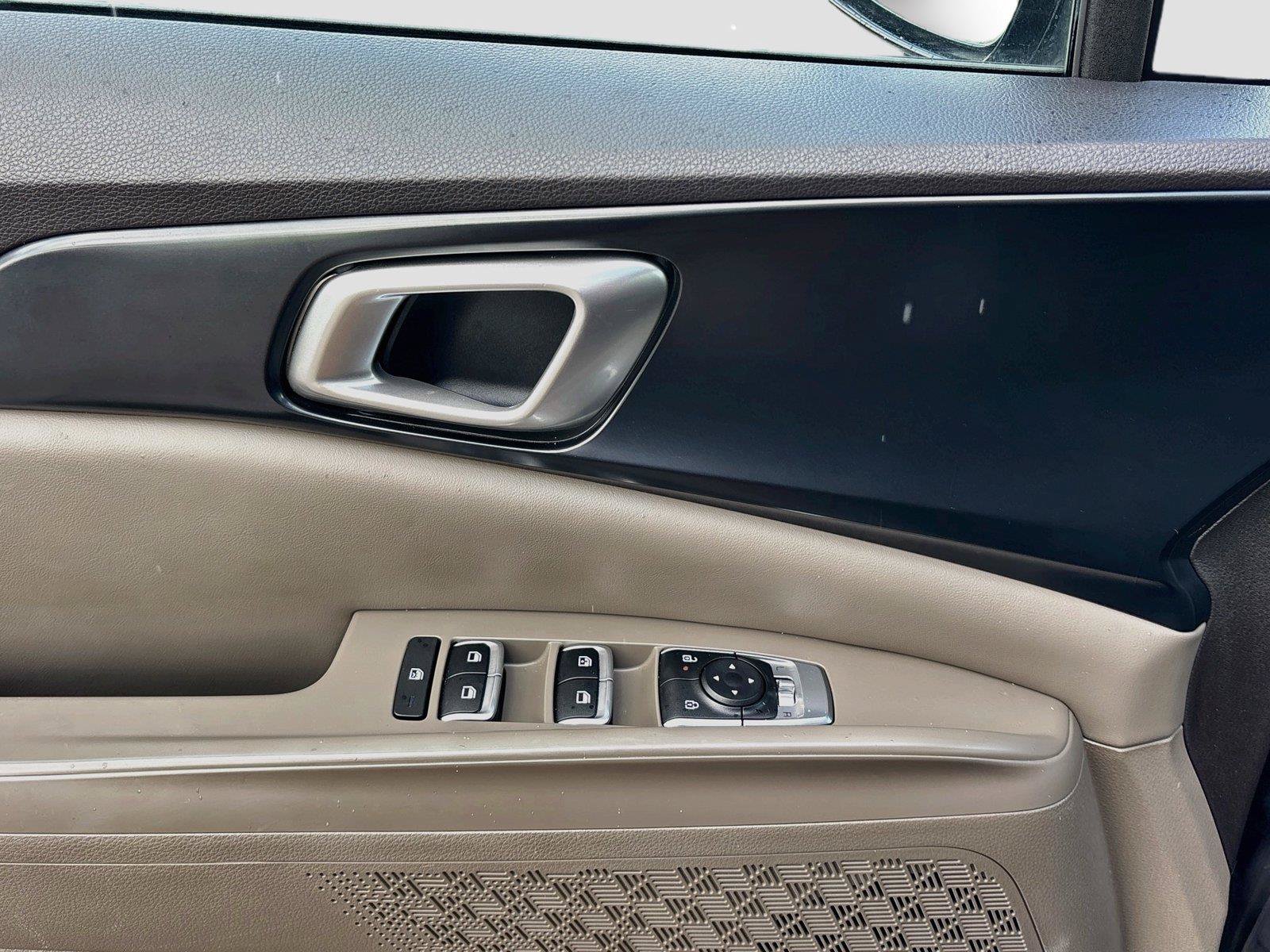 Used 2025 Kia Carnival FWD image 18