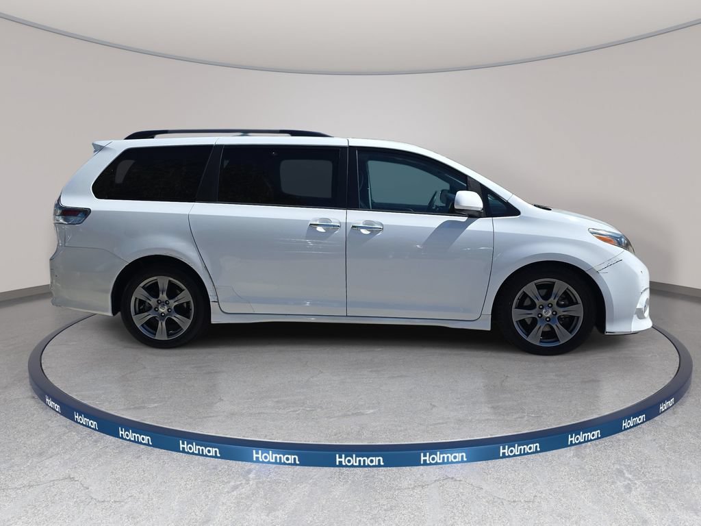 Used 2017 Toyota Sienna SE Premium FWD image 5