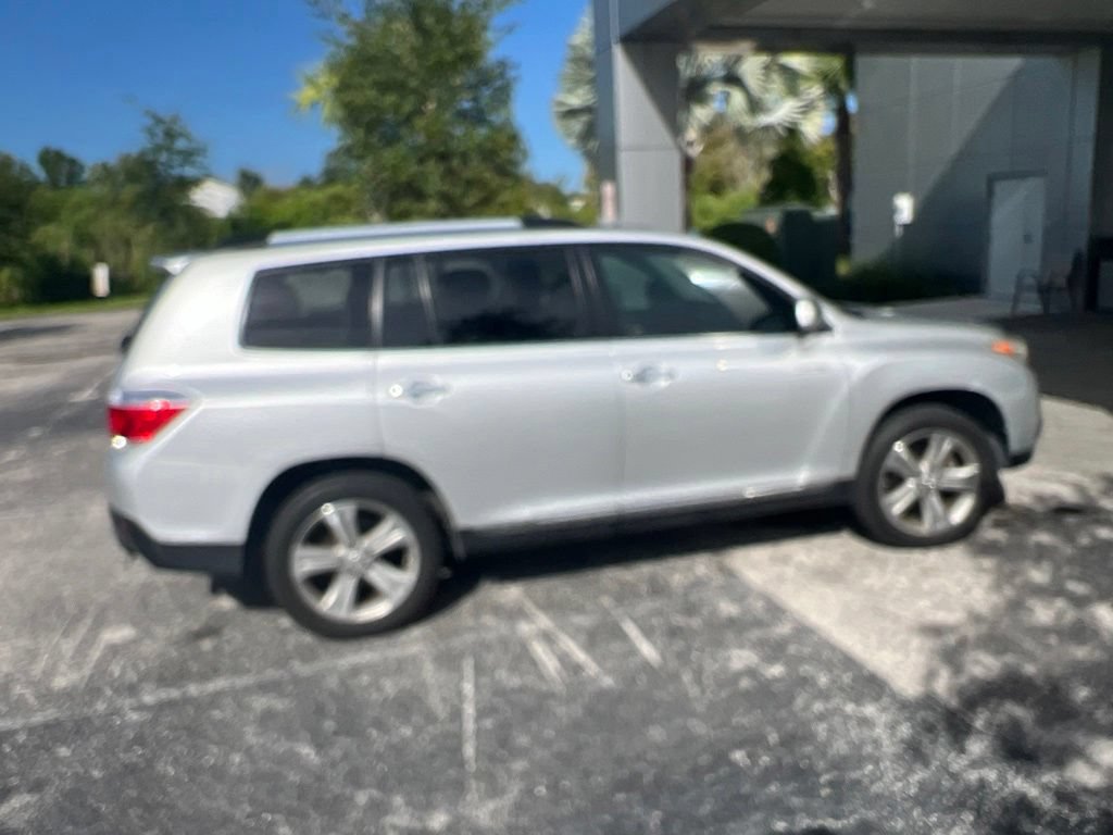 Used 2012 Toyota Highlander Limited w/ Tow Pkg FWD image 3