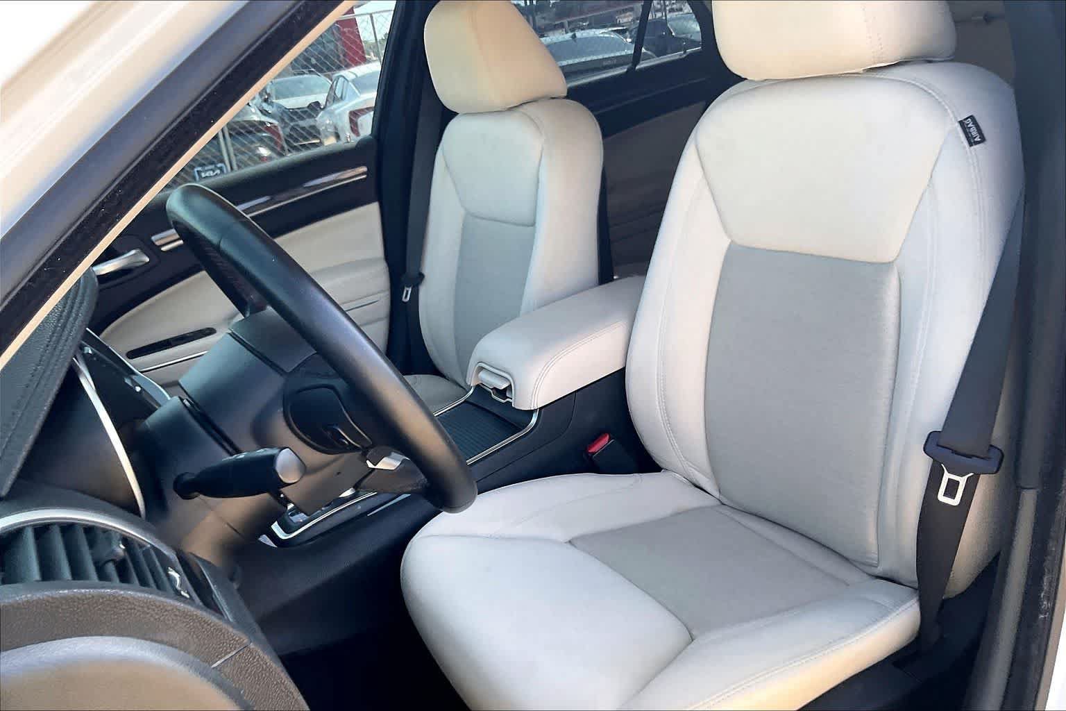 Used 2018 Chrysler 300 Touring w/ Chrome Appearance Package RWD image 9