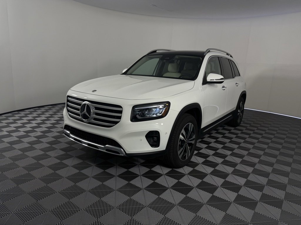 Used 2025 Mercedes-Benz GLB 250 4MATIC image 3