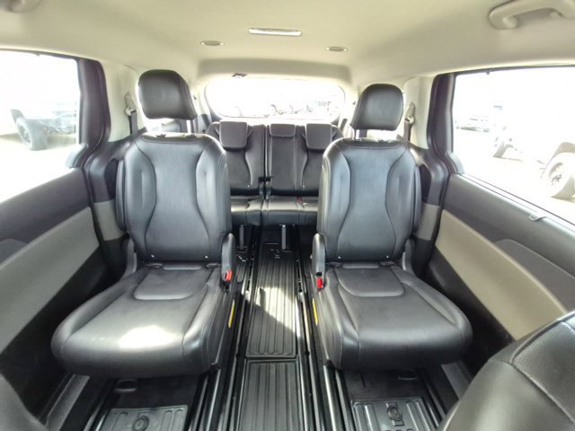 Used 2026 Kia Carnival EX FWD image 17