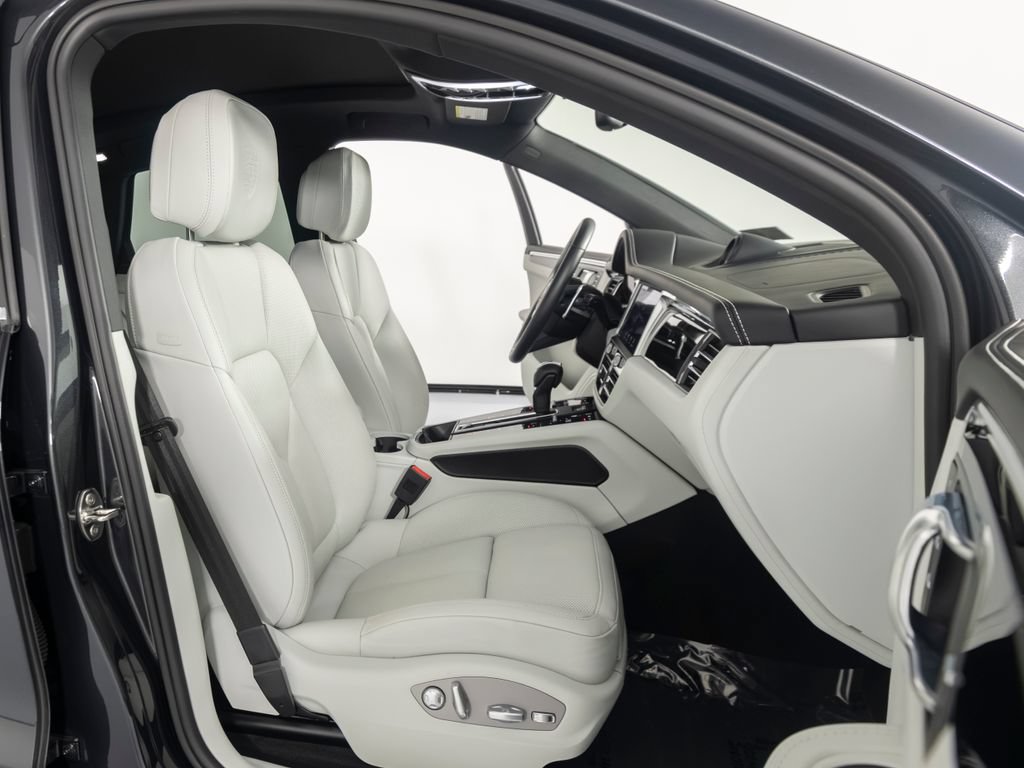 Certified 2026 Porsche Macan S AWD/4WD image 38