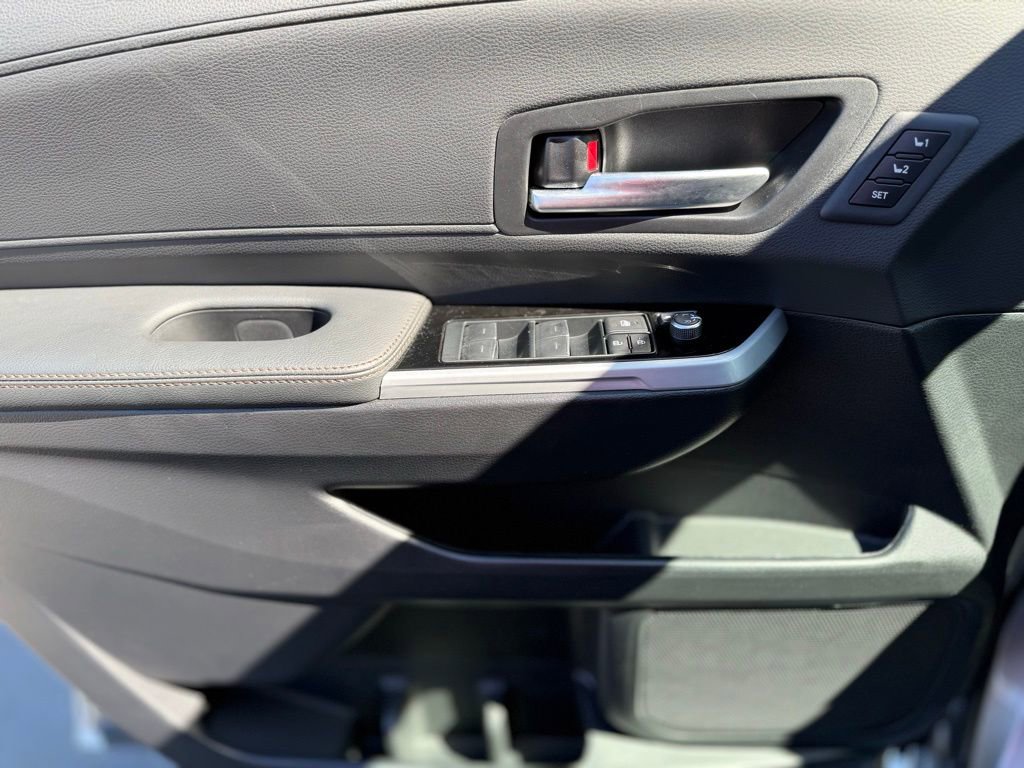 Used 2025 Toyota Sienna Platinum image 15