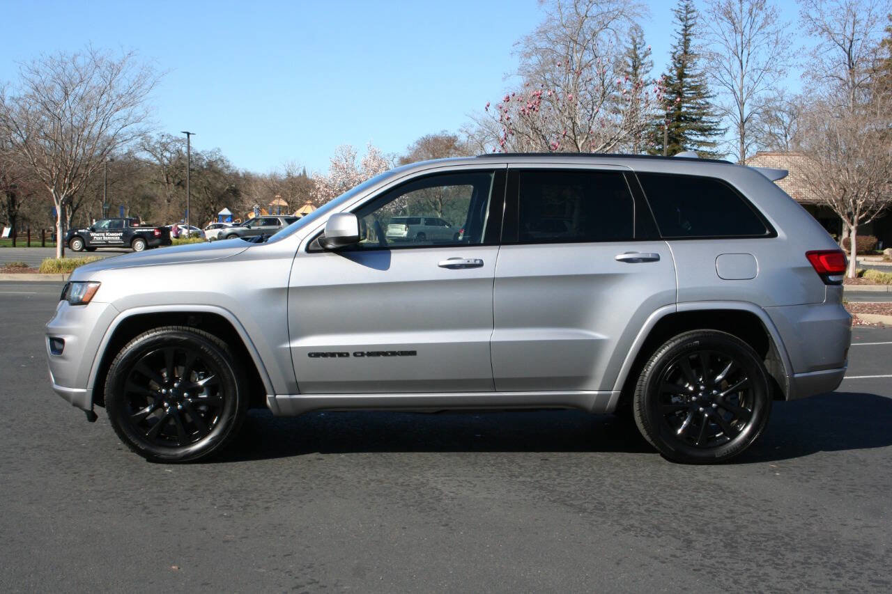 Used 2017 Jeep Grand Cherokee Altitude image 7
