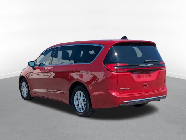 Used 2025 Chrysler Pacifica Select FWD image 4