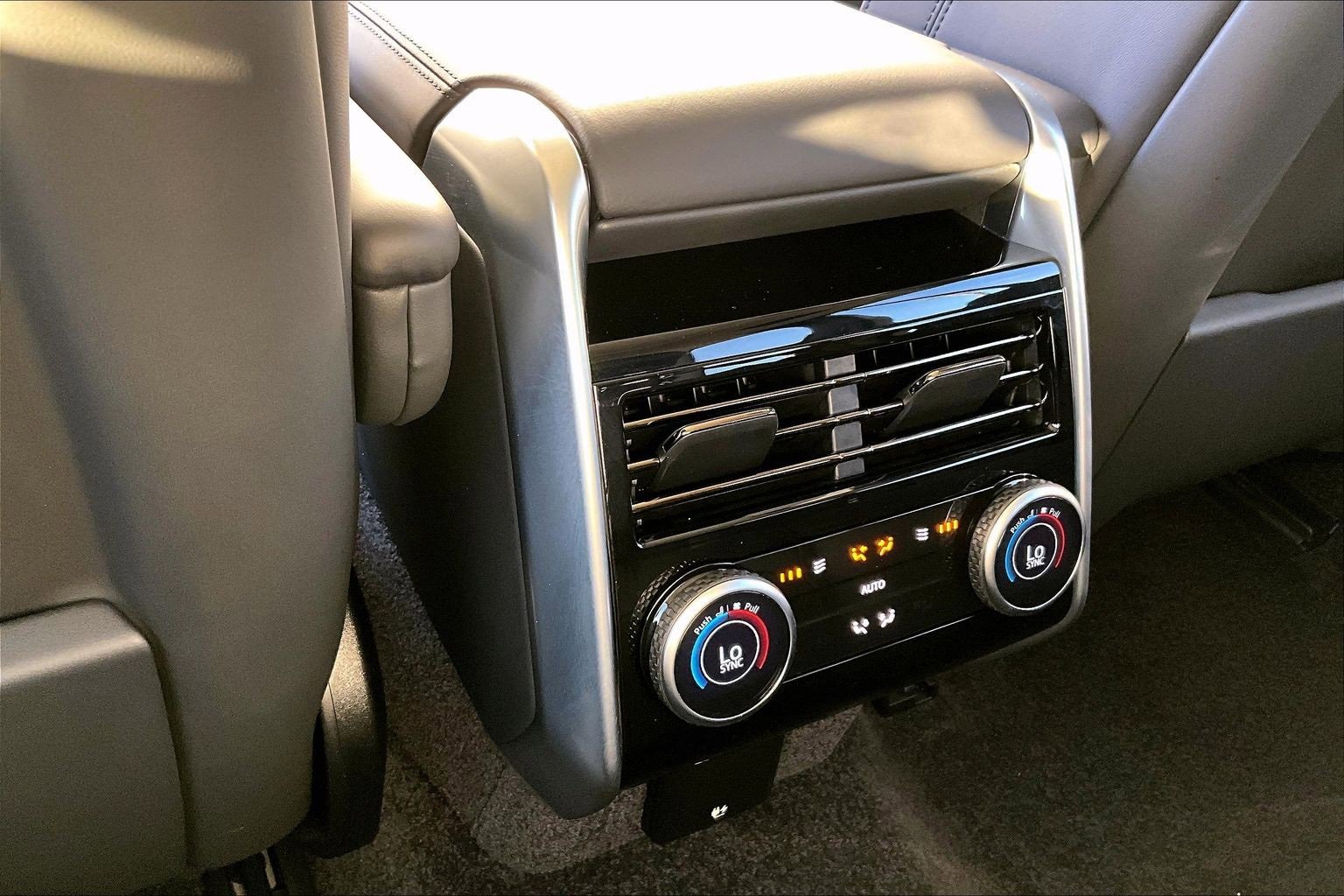 Used 2025 Land Rover Range Rover SE image 33