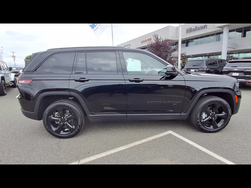 Used 2025 Jeep Grand Cherokee Limited w/ Black Appearance Package AWD/4WD image 9