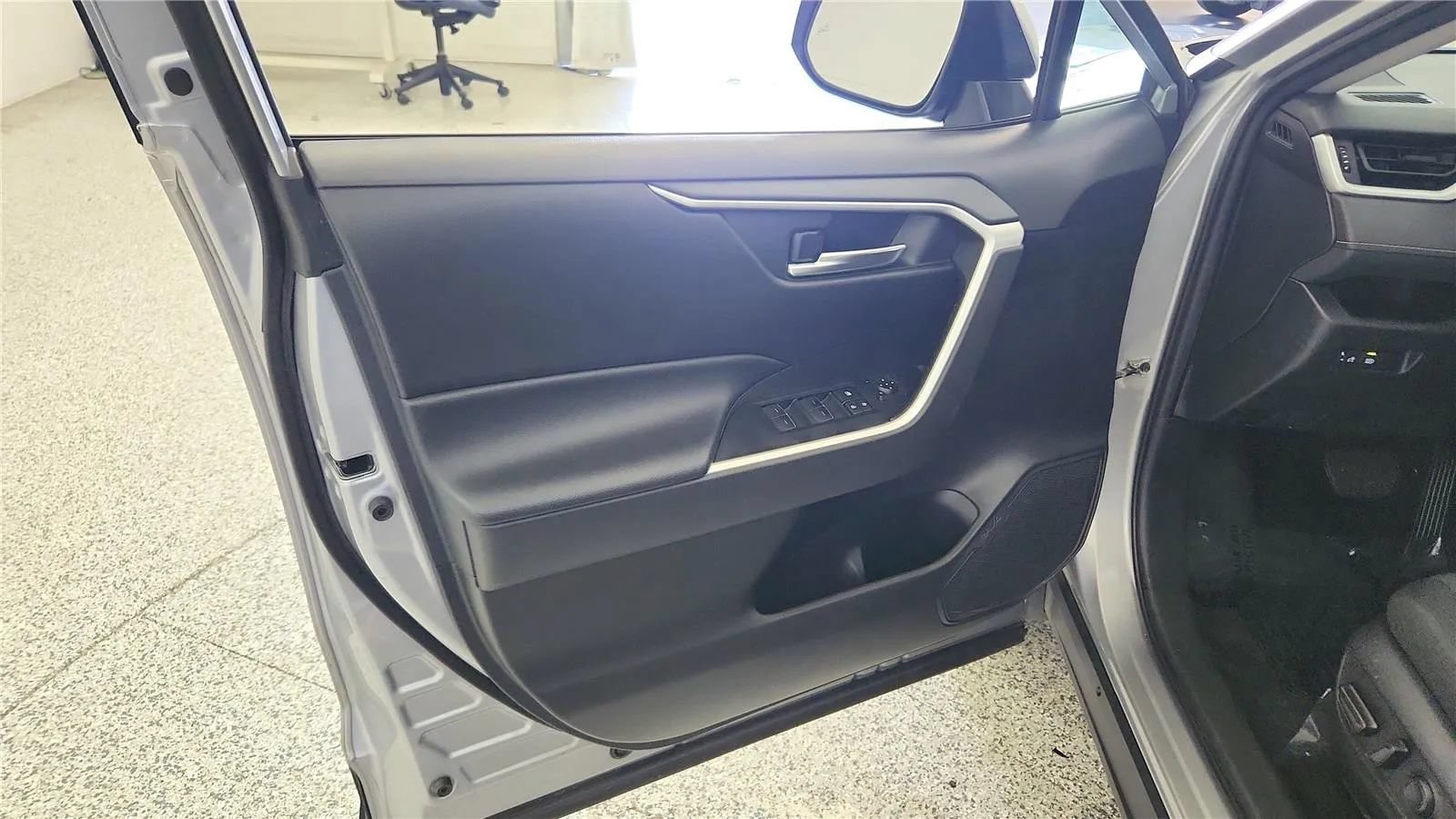 Used 2024 Toyota RAV4 XLE FWD image 32
