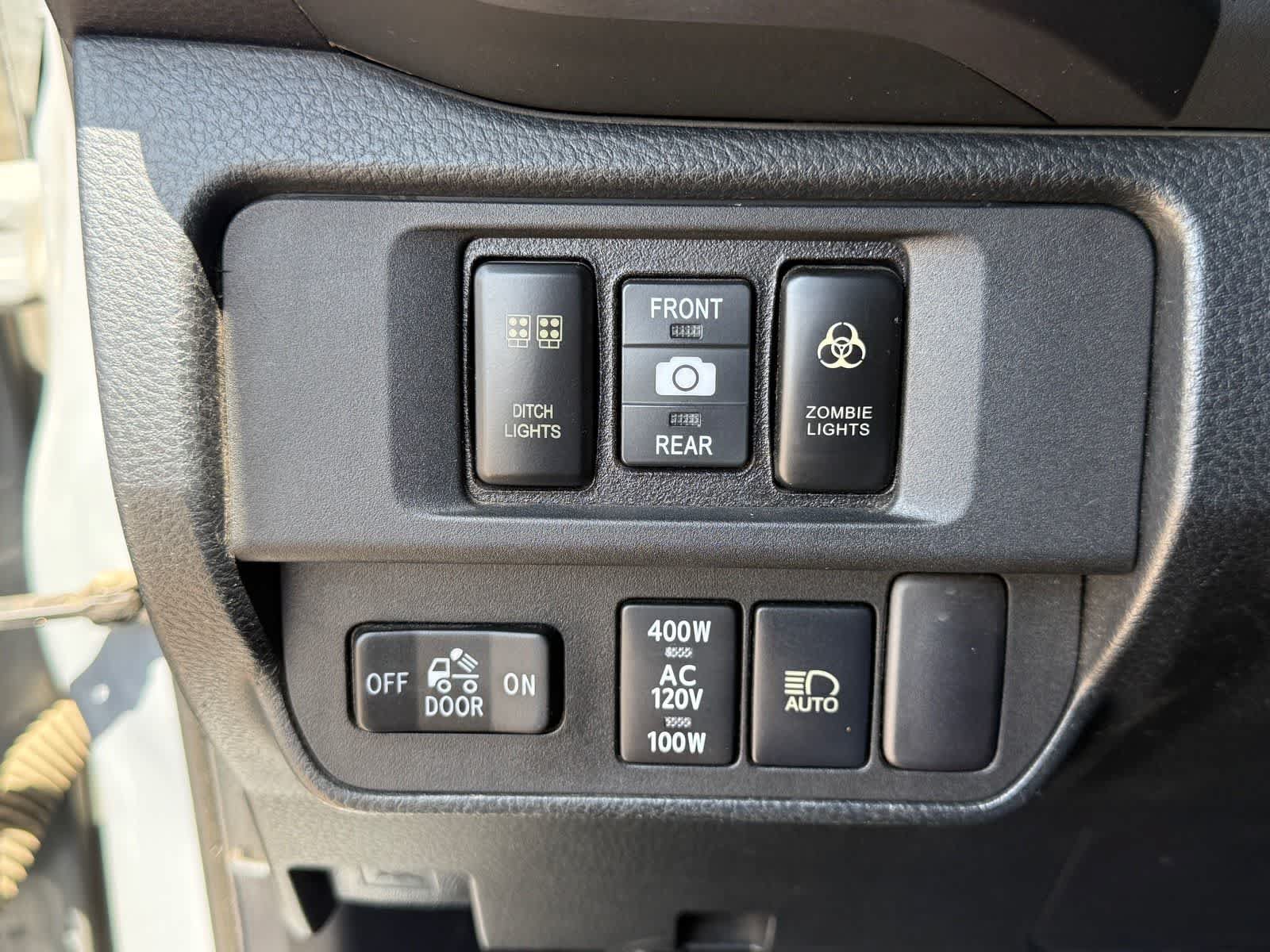 Used 2018 Toyota Tacoma TRD Off-Road w/ Technology Package AWD/4WD image 14