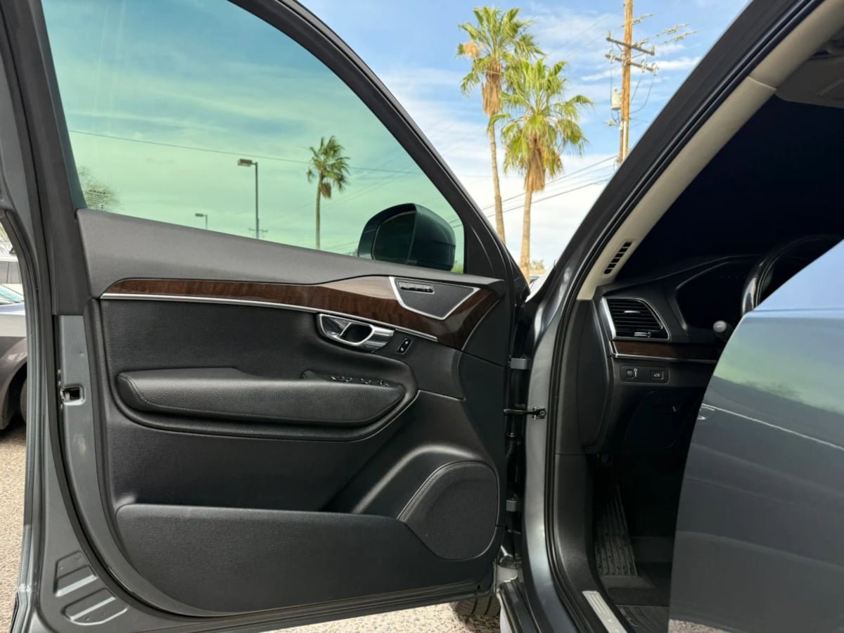 Used 2016 Volvo XC90 T6 Momentum w/ Momentum Plus Package AWD/4WD image 37