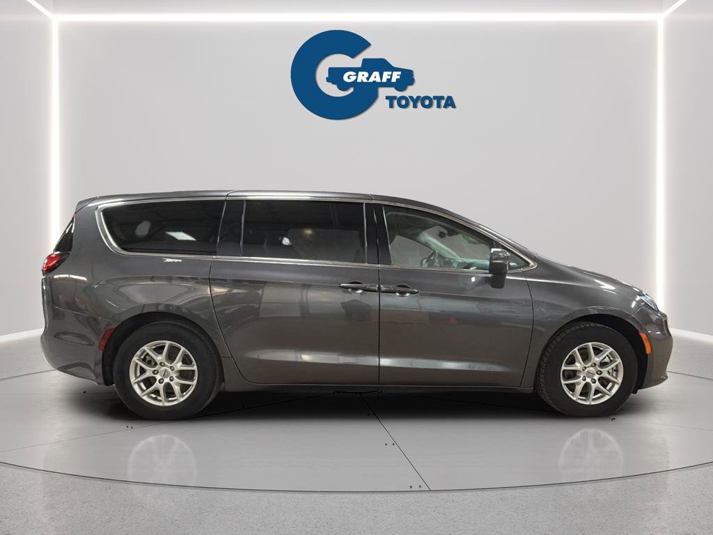 Used 2023 Chrysler Pacifica Touring-L image 9