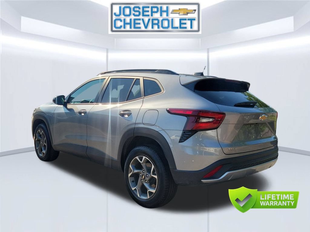 Used 2025 Chevrolet Trax LT FWD image 4
