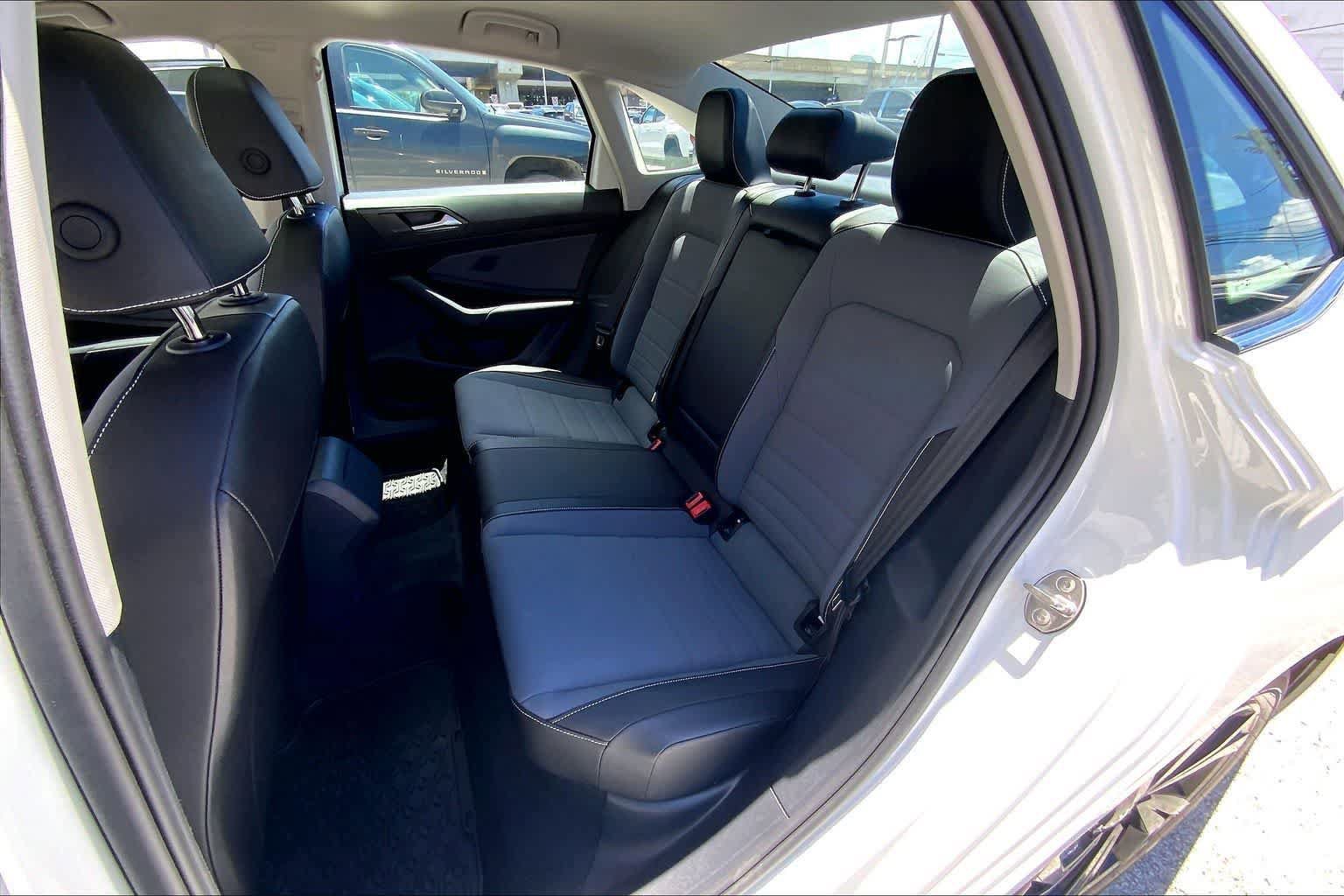 Used 2026 Volkswagen Jetta SE FWD image 29