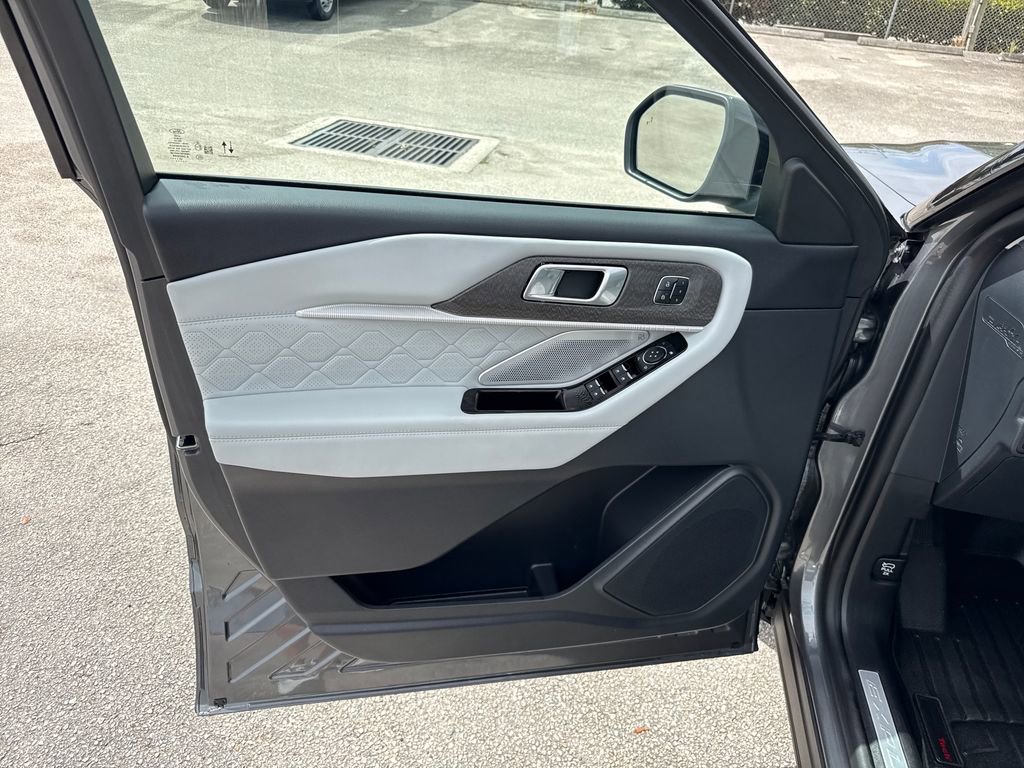 Used 2025 Ford Explorer Platinum w/ Ultimate Package image 14