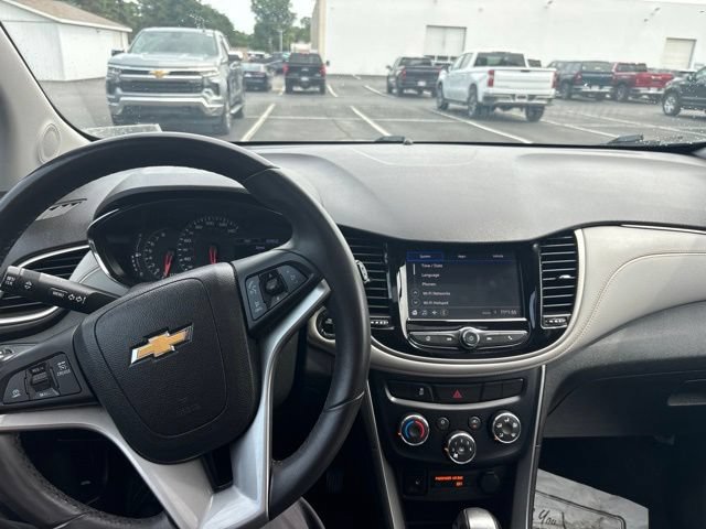 Used 2020 Chevrolet Trax LT w/ Sun & Sound Package FWD image 12