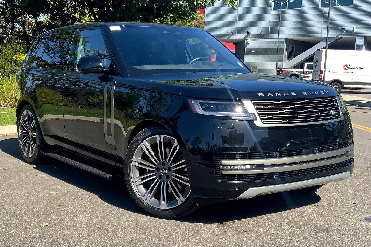 New 2025 Land Rover Range Rover SE image 2