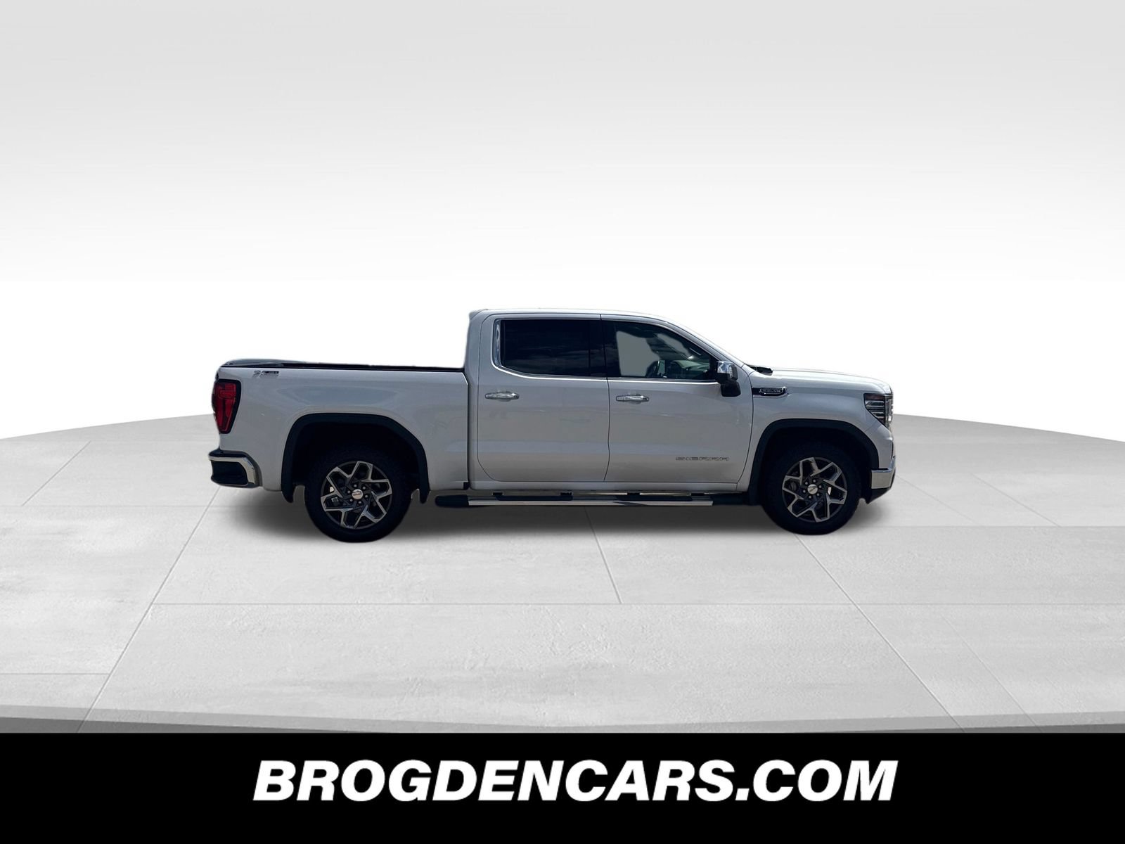 Used 2023 GMC Sierra 1500 SLT w/ SLT Premium Package AWD/4WD image 2