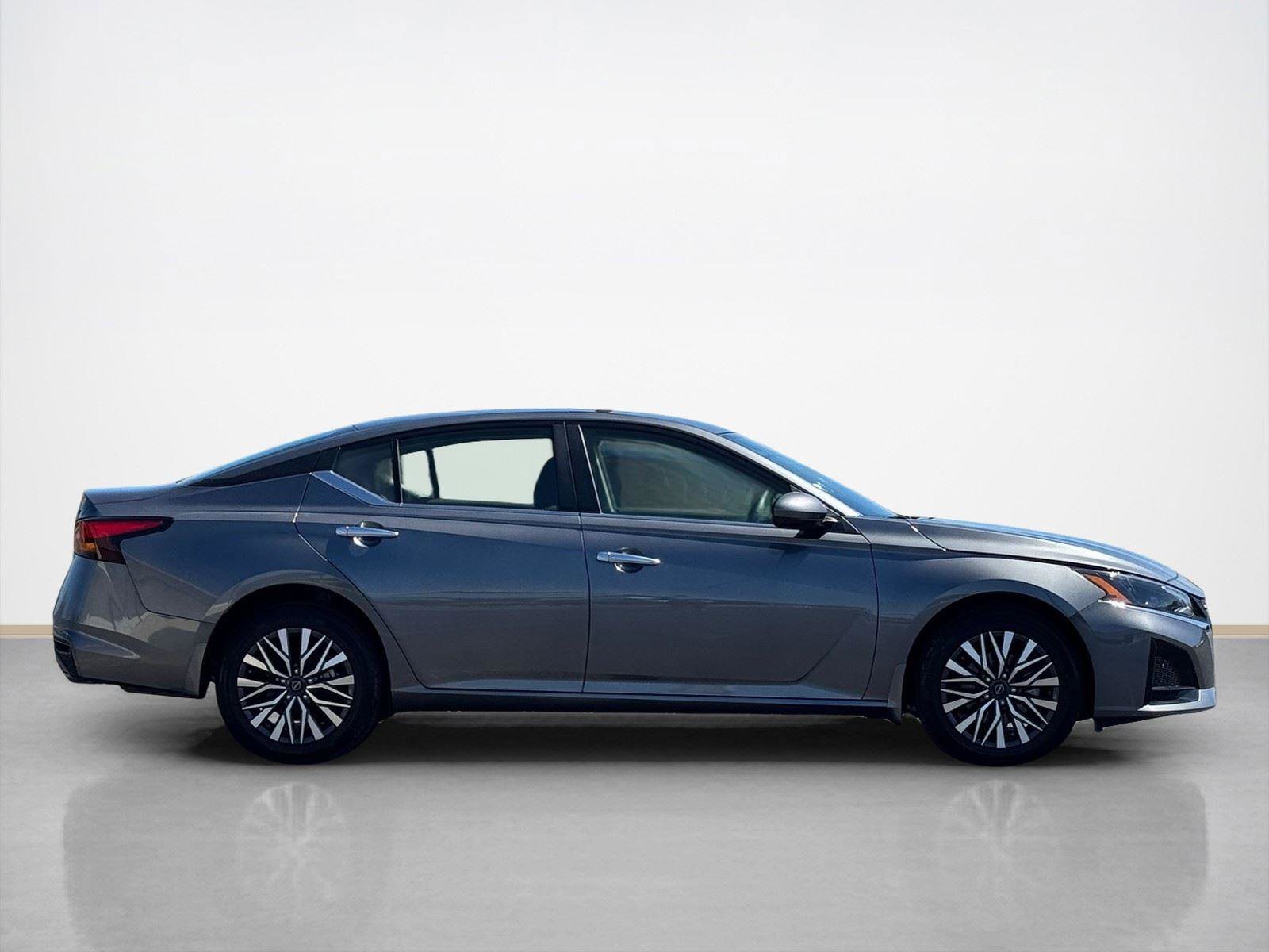 Used 2023 Nissan Altima 2.5 SV w/ SV Premium Package image 9