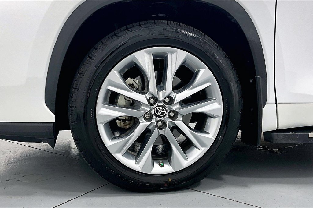 Used 2023 Toyota Highlander Limited FWD image 10