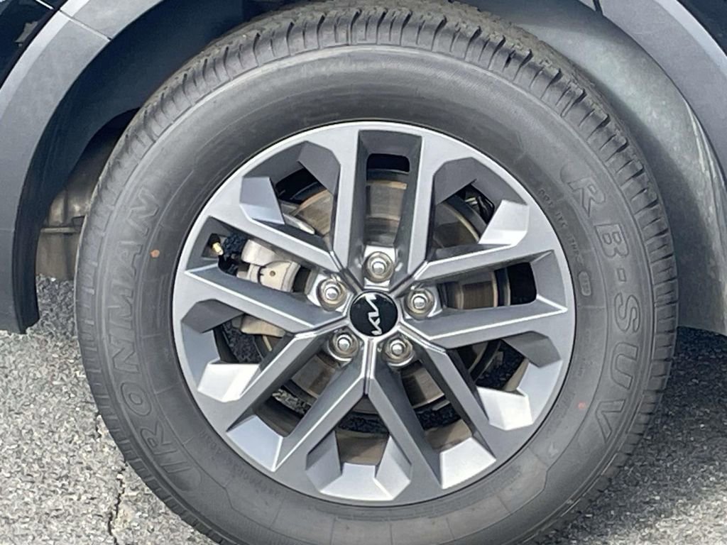 Used 2023 Kia Telluride LX image 12