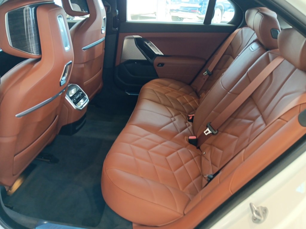 New 2026 BMW 750e xDrive image 8