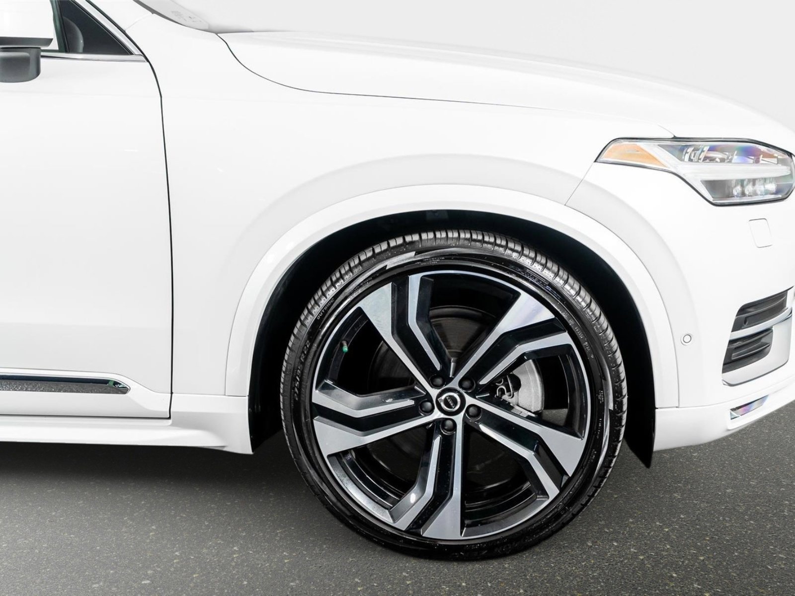 Used 2025 Volvo XC90 B6 Ultra w/ Protection Package Premier image 6