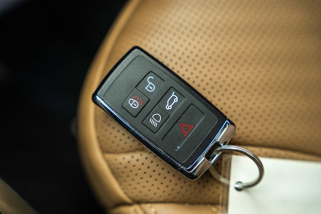Used 2024 Land Rover Discovery Metropolitan Edition AWD/4WD image 48